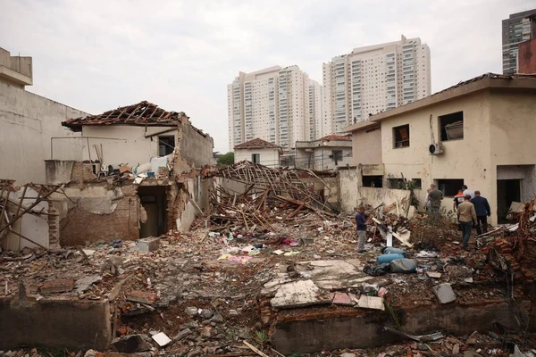 Vinte e três imóveis residenciais e comerciais foram interditados pela Defesa Civil no Tatuapé, zona leste de São Paulo, em razão da explosão de uma edificação que seria usada para armazenamento ilegal de fogos de artifício