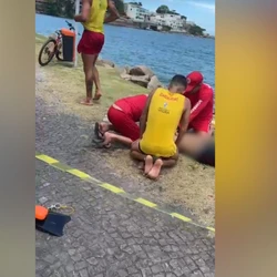 Bombeiros e guarda-vidas chegaram a tentar reanimar o rapaz de 17 anos, mas sem sucesso; caso aconteceu neste sábado (15)