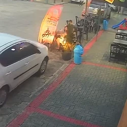 Pai, mãe e filhos estavam sentados à mesa de uma sorveteria quando foram atingidos pelo veículo, em Guriri, na noite de sábado (15)