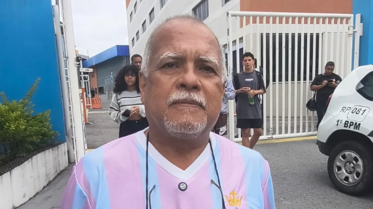 Aposentado faz a prova para testar os conhecimentos próprios