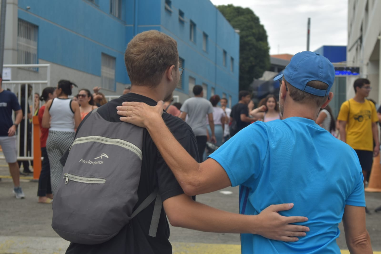 Momentos antes do início da prova, familiares e amigos não deixam de apoiar os candidatos