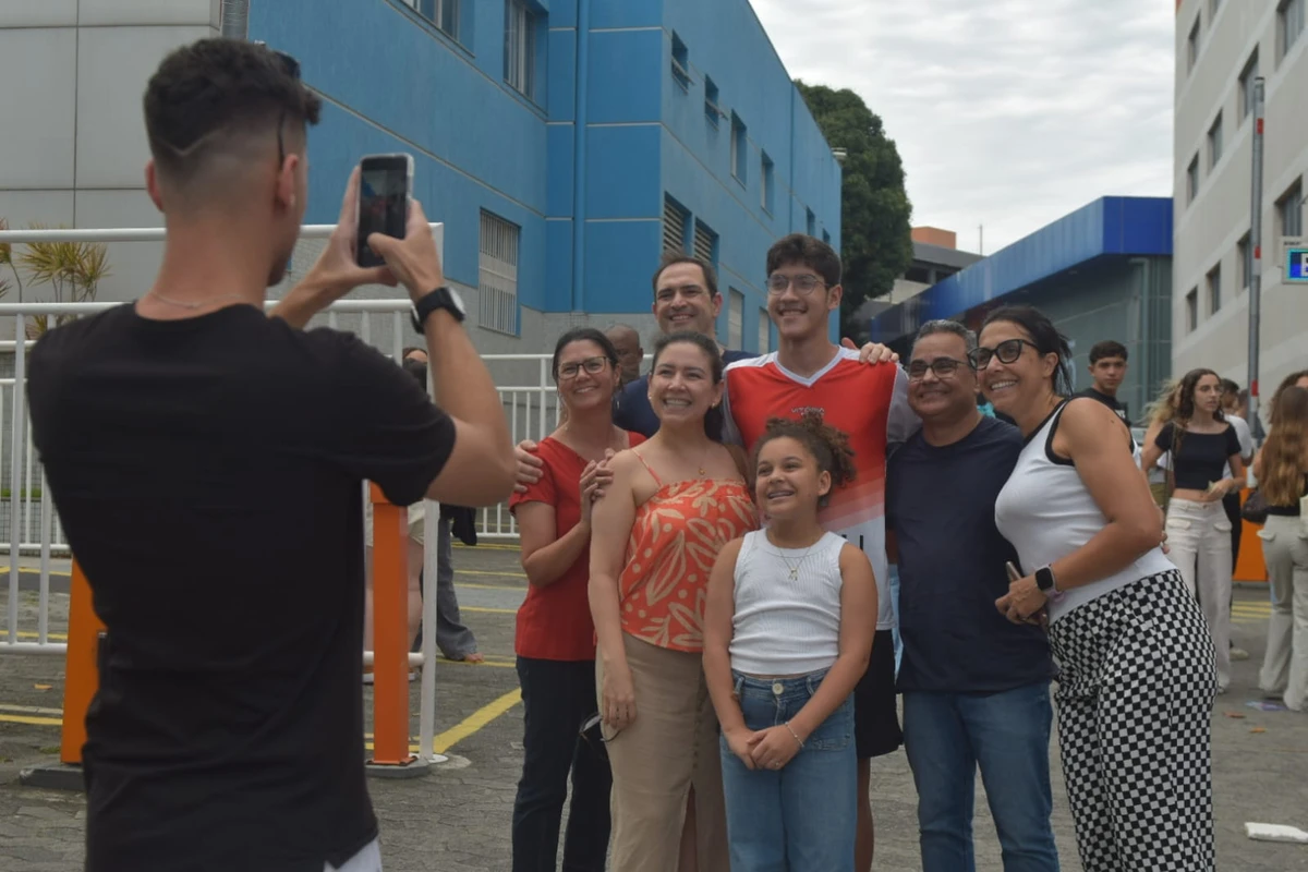 Grupo de igreja tira fotos antes da prova do Enem