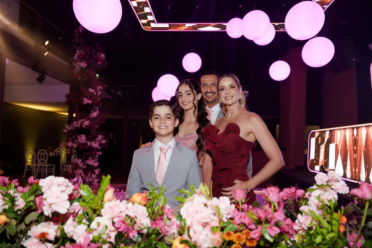 15 anos de Julia Zon  comemorado no último sábado, dia 08, na Casa Lounge. Na foto o pai, Tannous Sassine, a mãe Ingrid Zon e o irmão Lucas Zon