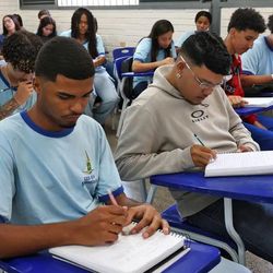 Apesar do avanço nos últimos anos, índice de conclusão do ensino médio ainda é de 74%, abaixo do ensino fundamental. E um abismo separa ricos e pobres na última etapa da educação básica, mostra estudo.