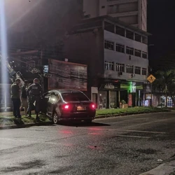 Duas pessoas ficaram feridas e foram atendidas por uma equipe de resgate do Samu/192