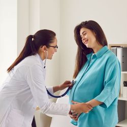 Campanha reforça a importância do pré-natal e do acompanhamento médico para garantir o desenvolvimento saudável do bebê