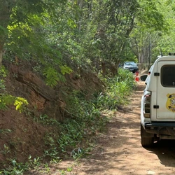 Segundo o delegado que investiga o caso, câmera de segurança de um imóvel registrou um homem vestindo bermuda, camiseta e chinelo saindo correndo do local do crime