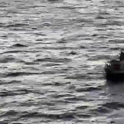 Quatro pescadores que saíram para pescar há cerca de dez dias fizeram contato por rádio no sábado (15) relatando problema no motor da embarcação e foram resgatados no domingo (16)