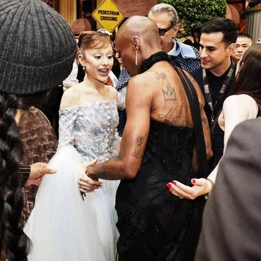 Imagem - Homem que agarrou Ariana Grande na estreia de Wicked em Singapura é condenado a 9 dias de prisão