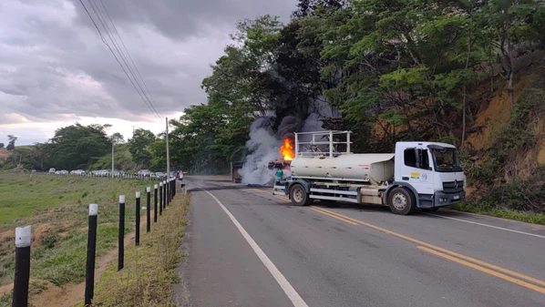 Chamas foram contidas com auxílio de um caminhão-pipa da prefeitura; motorista conseguiu sair antes que o fogo se espalhasse, mas ficou ferido e foi levado para um hospital