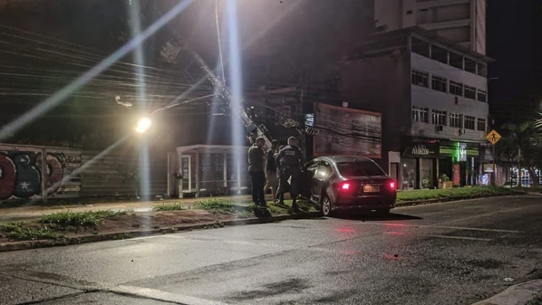 Duas pessoas ficaram feridas e foram atendidas por uma equipe de resgate do Samu/192