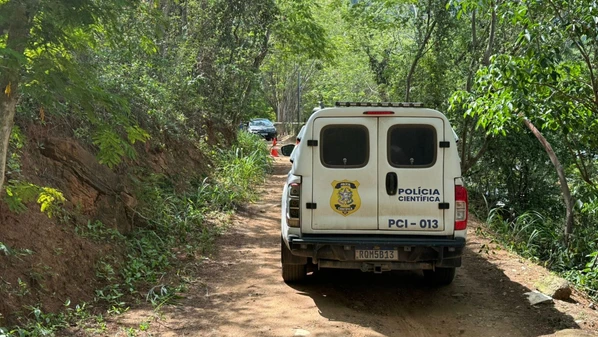 Segundo o delegado que investiga o caso, câmera de segurança de um imóvel registrou um homem vestindo bermuda, camiseta e chinelo saindo correndo do local do crime