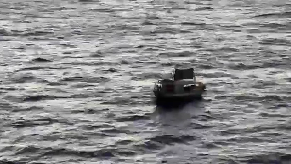 Quatro pescadores que saíram para pescar há cerca de dez dias fizeram contato por rádio no sábado (15) relatando problema no motor da embarcação e foram resgatados no domingo (16)