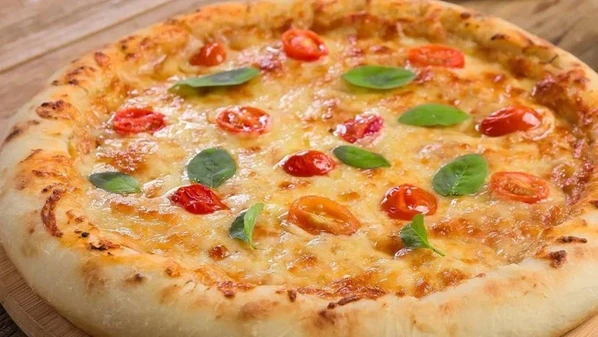 Acompanhe as instruções para preparar a base do prato e deixe sua criatividade fluir na hora de escolher a cobertura