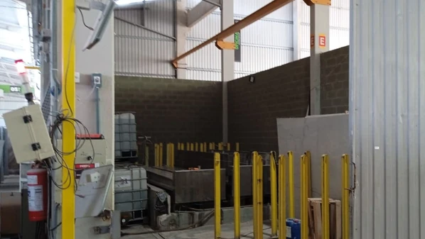 Vítima estava desaparecida desde sexta-feira (14) e foi procurada na empresa pela irmã; um funcionário encontrou os restos mortais