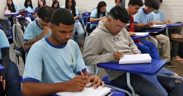 Apesar do avanço nos últimos anos, índice de conclusão do ensino médio ainda é de 74%, abaixo do ensino fundamental. E um abismo separa ricos e pobres na última etapa da educação básica, mostra estudo.