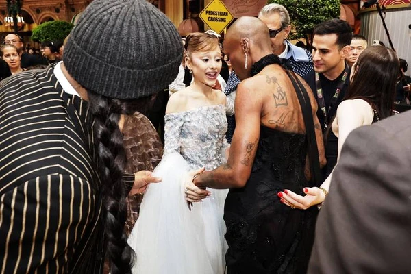 Ariana Grande é rapidamente protegida por Cynthia Erivo após ser abordada pelo australiano