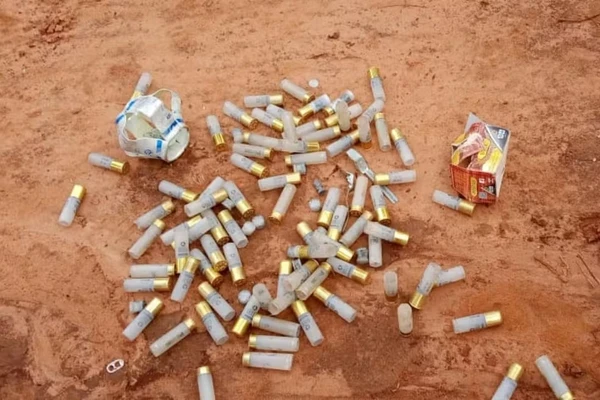 Cartuchos recolhidos pela comunidade indígena