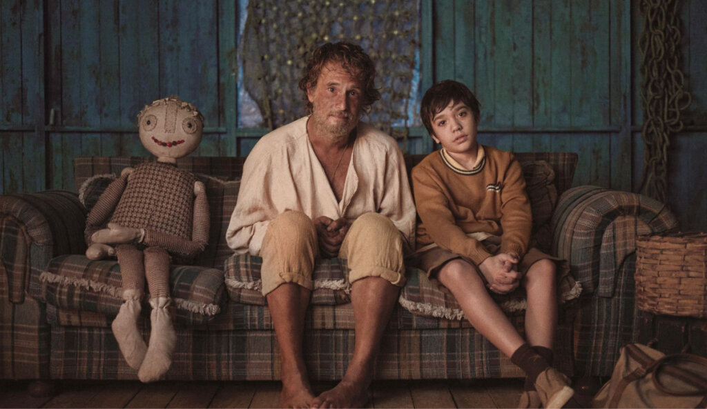 “O Filho de Mil Homens” mostra um pescador solitário que sofre por não conseguir ser pai (Imagem: Reprodução digital | Netflix)