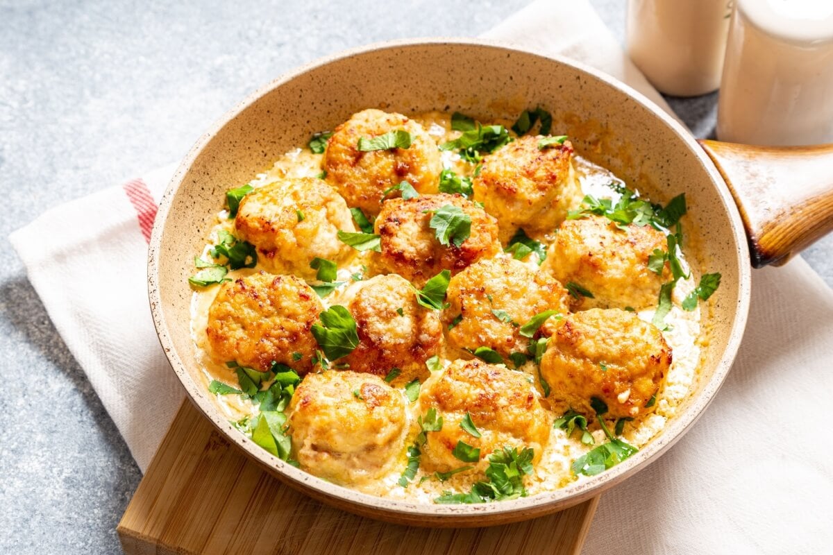 Almôndegas de frango ao molho de iogurte (Imagem: Ivanna Pavliuk | Shutterstock)