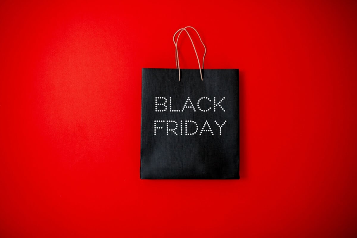Mesmo com o entusiasmo das compras, é preciso estar atento para fazer escolhas seguras e conscientes na Black Friday (Imagem: Margarita Shchipkova | Shutterstock)