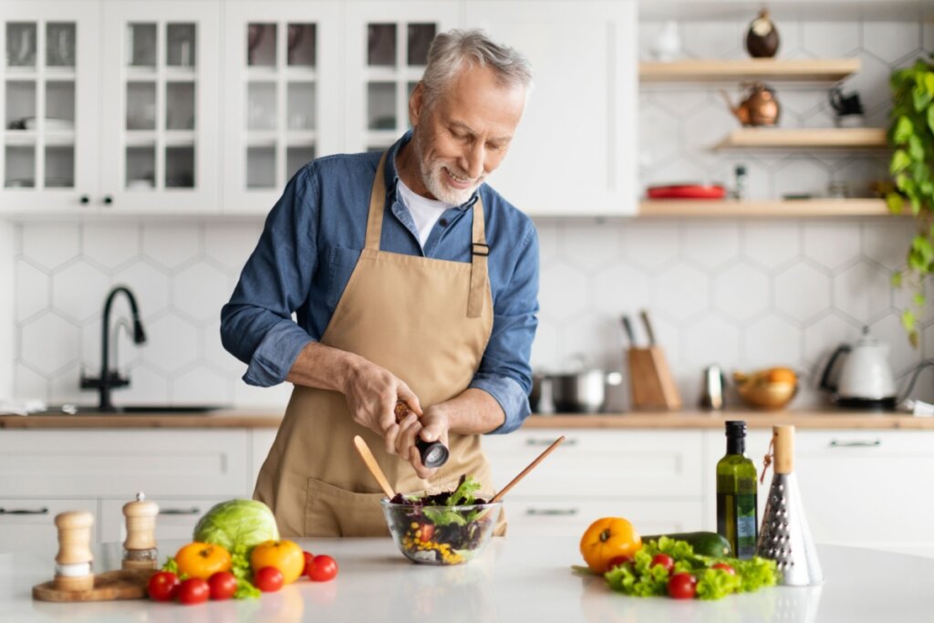 O cuidado com a alimentação é fundamental para os homens na andropausa (Imagem: Prostock-studio | Shutterstock)