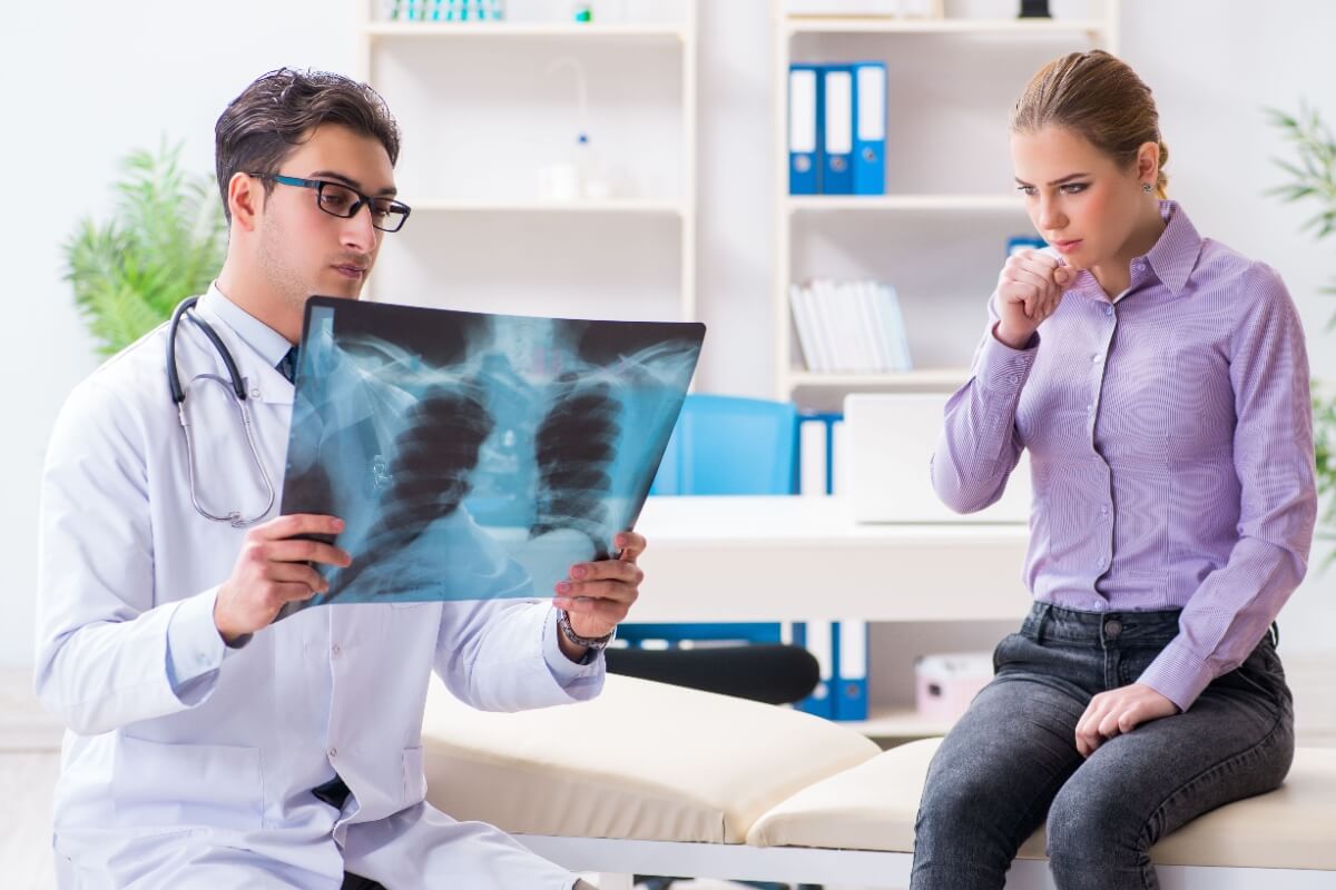 Se a tosse durar mais de três semanas, é fundamental procurar avaliação médica (Imagem: Elnur | Shutterstock)