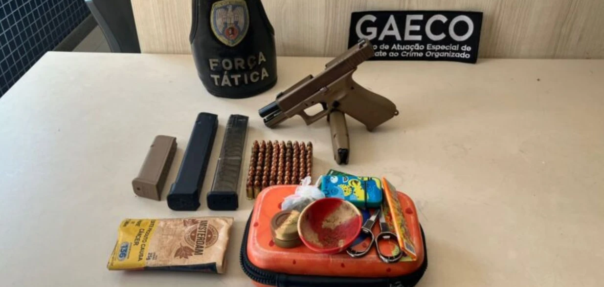 Facções teriam firmado parceria para ampliar controle territorial; cinco suspeitos foram presos, um adolescente apreendido e dois mandados foram cumpridos contra detentos