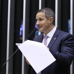 Projeto de lei apresentado pelo governo foi alterado diversas vezes pelo relator Guilherme Derrite (PP-SP) até ser aprovado em sua sexta versão, nesta terça-feira (18/11). Texto segue para o Senado.