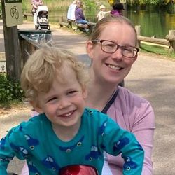 Duas mães que tiveram dor na cintura pélvica dizem que conhecer o risco ajuda a buscar tratamento.