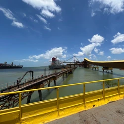 De sensores em tempo real a supressores feitos com plástico reciclado, a empresa concluiu um ciclo de investimento ambiental e alcançou 93% de redução nas emissões de poeira na Unidade Tubarão, em Vitória