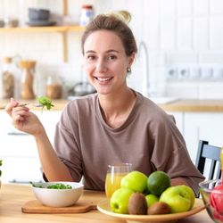 Mudanças na alimentação podem ajudar no emagrecimento, mas devem ser feitas com acompanhamento profissional
