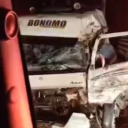 Os dois motoristas sofreram ferimentos de gravidade moderada e foram encaminhados a um hospital; um deles ficou preso às ferragens e foi resgatado pelo Corpo de Bombeiros