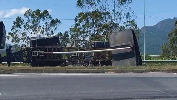 Acidente ocorreu na tarde desta terça (18); motorista não se feriu