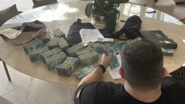 Polícia Federal apreendeu carros de luxo, obras de arte e R$ 1,6 milhão em dinheiro; operação prendeu o banqueiro Daniel Vorcaro, dono do Master e o sócio Augusto Lima