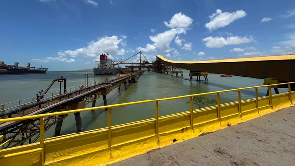 De sensores em tempo real a supressores feitos com plástico reciclado, a empresa concluiu um ciclo de investimento ambiental e alcançou 93% de redução nas emissões de poeira na Unidade Tubarão, em Vitória