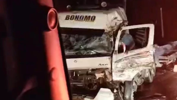 Os dois motoristas sofreram ferimentos de gravidade moderada e foram encaminhados a um hospital; um deles ficou preso às ferragens e foi resgatado pelo Corpo de Bombeiros