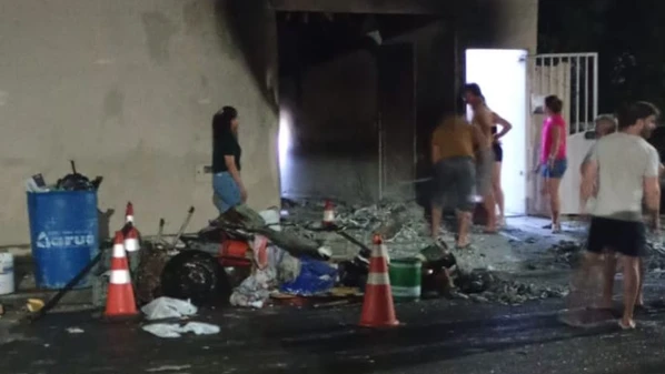 Bombeiros informaram que o proprietário da casa estava mexendo em uma bateria próximo ao combustível de barco que ele também manuseava; ninguém ficou ferido