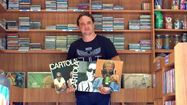 Para a geração pós-anos 2000, a agulha caminhando sobre as ranhuras dos discos é tão comum quanto dar play no Spotify