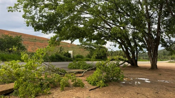 Comunidade de Rancho Fundo foi a área mais afetada; Defesa Civil avalia danos, e não há registro de desalojados ou desabrigados