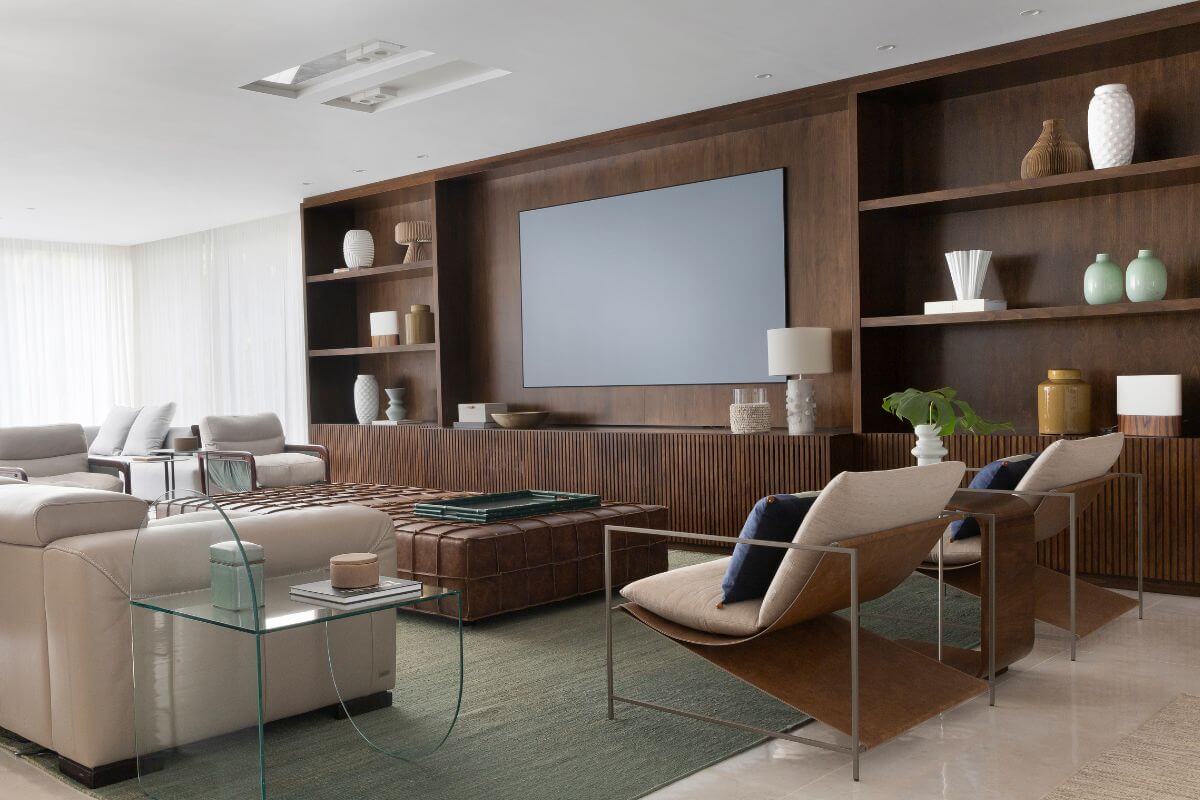 A madeira escura confere sofisticação e elegância à decoração (Imagem: Carolina Mossin | Projeto: Frezza & Figueiredo Arquitetura e Interiores) 