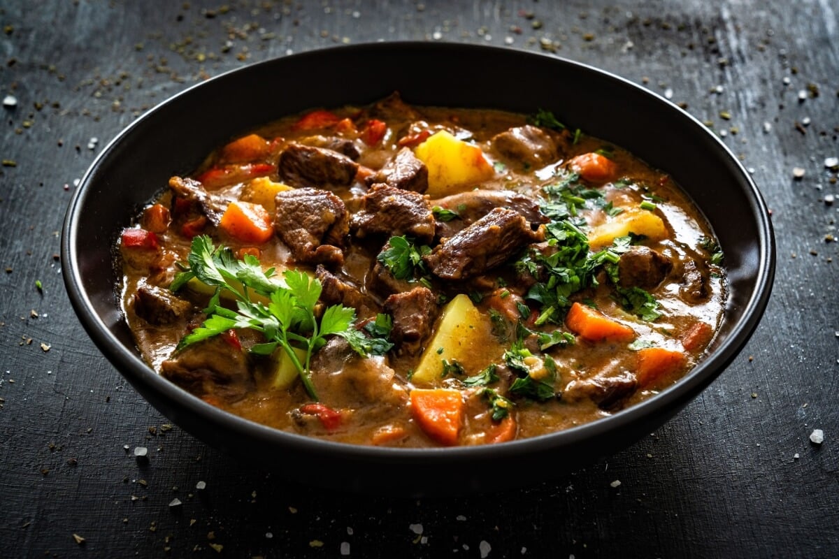 Ensopado de músculo com legumes (Imagem: Jacek Chabraszewski | Shutterstock)