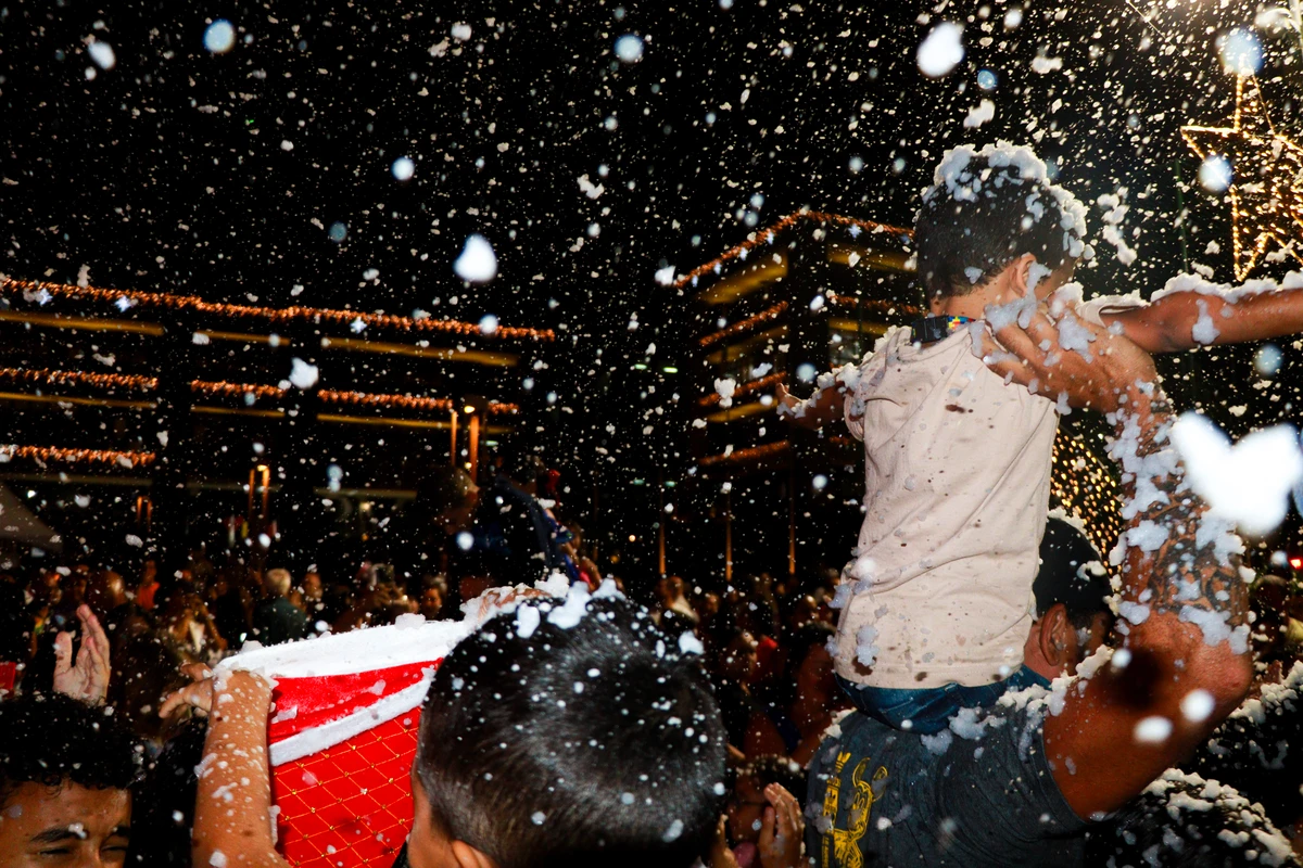 Em Viana, a abertura reuniu Papai Noel, neve artificial, pipoca, algodão-doce e muito mais