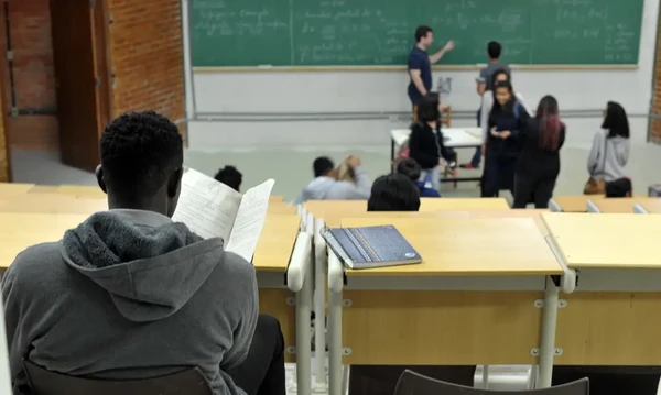 Estudante negro em universidade pública
