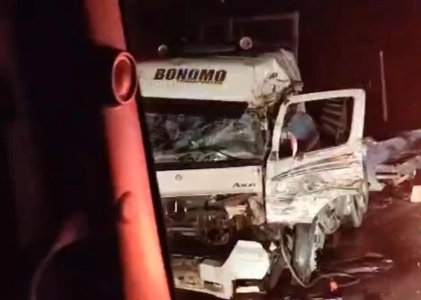 Homem fica preso às ferragens e outro ferido após colisão de duas carretas na BR 101, em Conceição da Barra