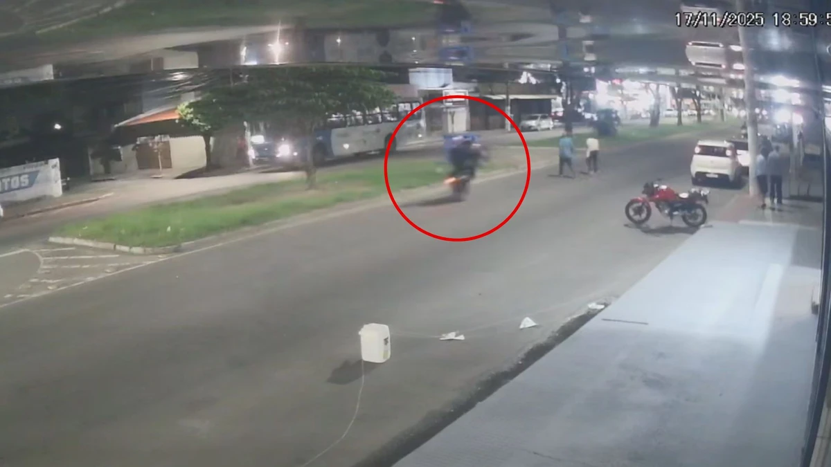 Momento em que motociclista 'dando grau' atropela casal de idosos