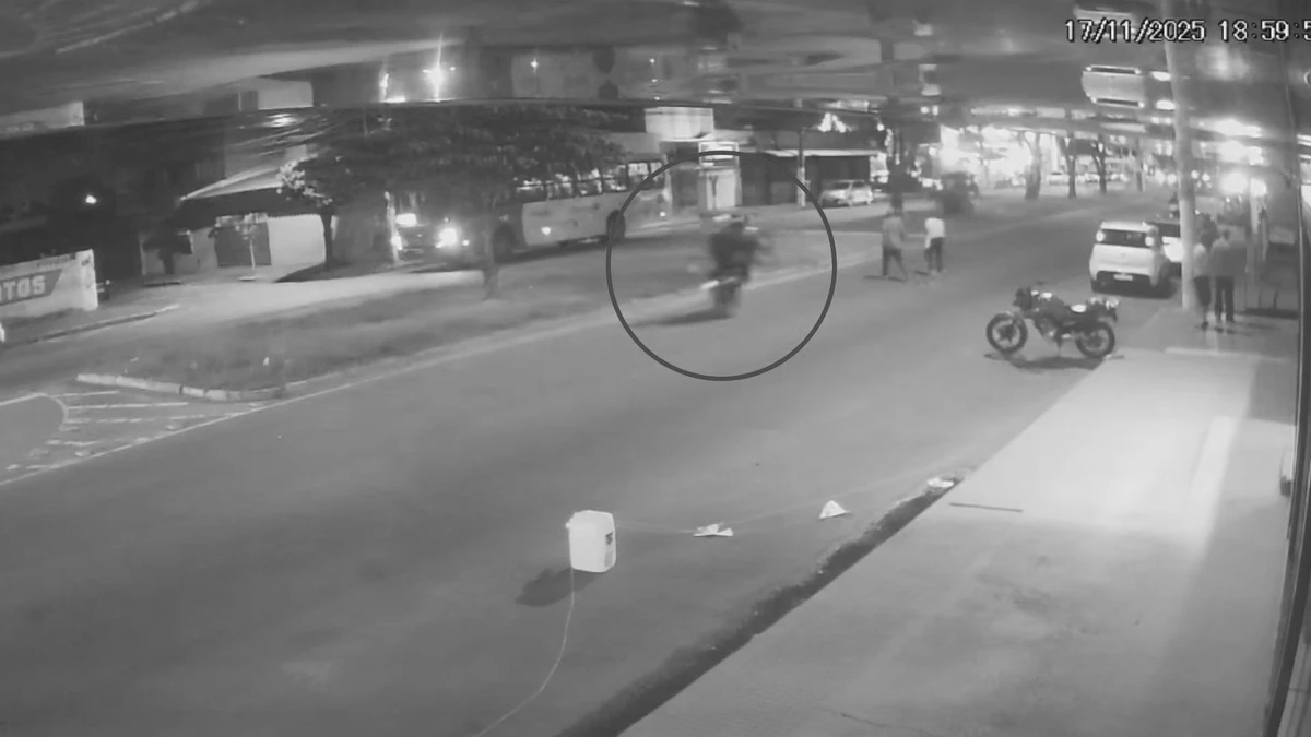 Momento em que motociclista 'dando grau' atropela casal de idosos