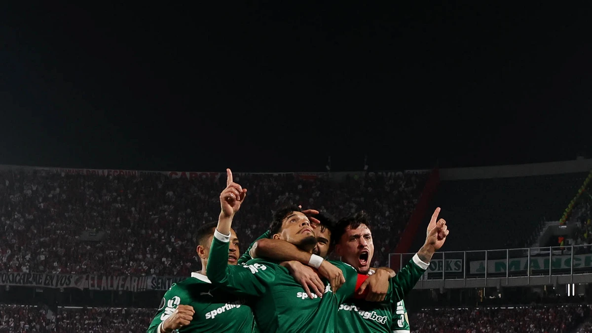 O jogador Gustavo Gómez, da SE Palmeiras, comemora seu gol contra a equipe do CA River Plate, durante partida válida pelas quartas de final, ida, da Copa Libertadores, no Estádio Monumental