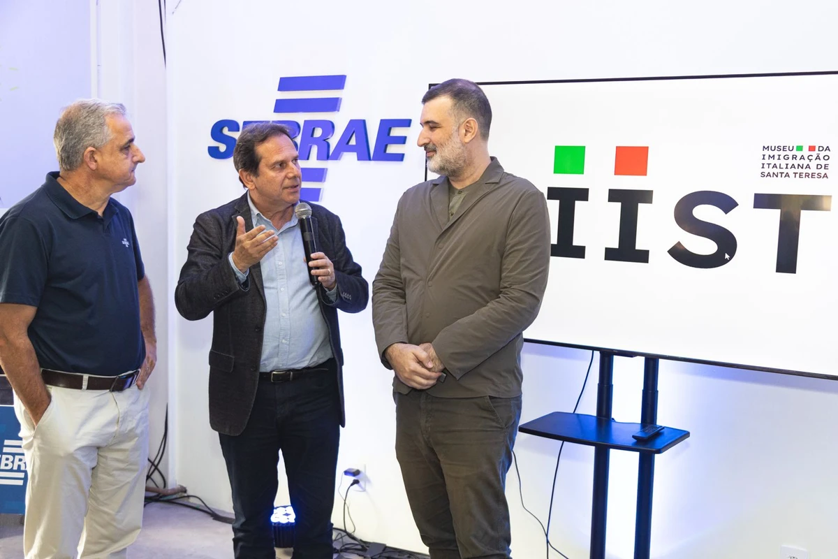 Pedro Rigo, o prefeito Kleber Medici e o designer Jarbas Gomes.