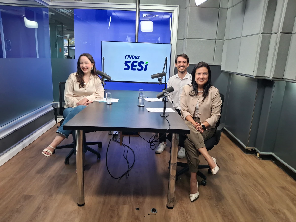 Yasmin Spiegel, do Estúdio Gazeta, com Leonardo Mazim, gestor de projetos do Sesi ES e Findes; e Tatiane Franco